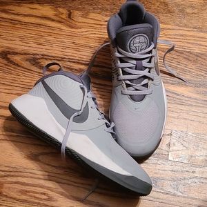 Boys/men's Nike basketball sneaker